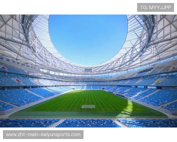 斯坦丘亮相大连梭鱼湾足球场，领衔中场参与分组对抗演练